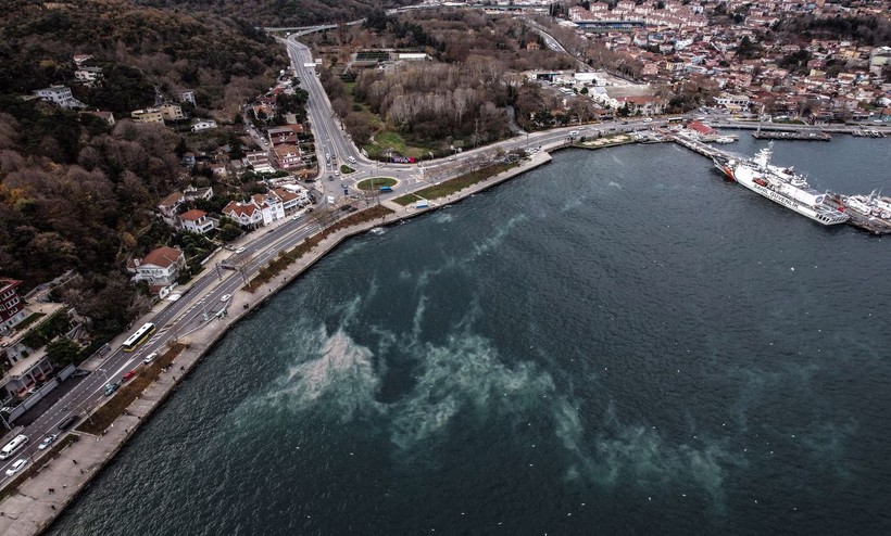 Fırtına ile Sarıyer sahillerinde oluşan görüntü herkesi korkuttu! Yeni bir müsilaj dalgası mı geliyor? - Resim : 2