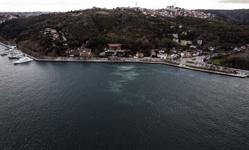 Fırtına ile Sarıyer sahillerinde oluşan görüntü herkesi korkuttu! Yeni bir müsilaj dalgası mı geliyor? - Resim : 1