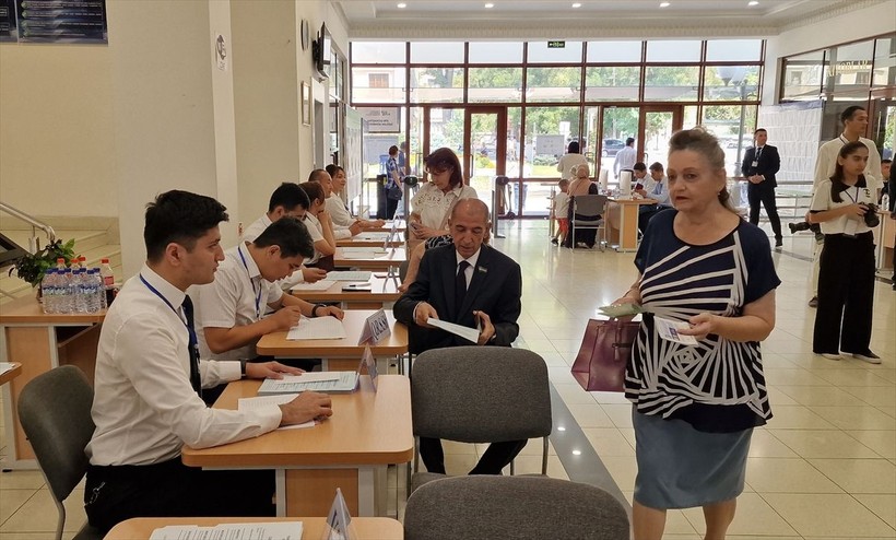 Özbekistan'da cumhurbaşkanlığı erken seçimi için oy kullanma süreci başladı - Resim: 13