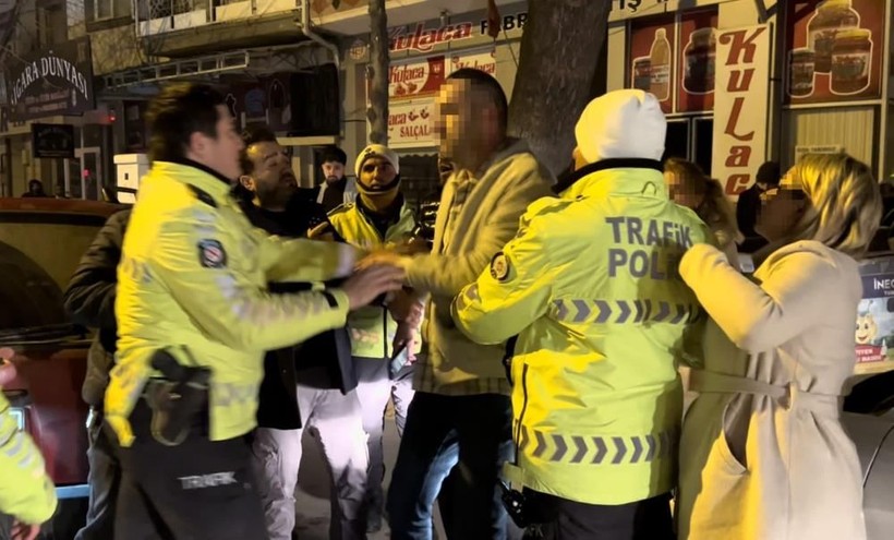 Bursa'da alkol testini reddedenler polise zorluk çıkardı: Senin üstün jandarma değil mi? Jandarma çağırın - Resim: 2