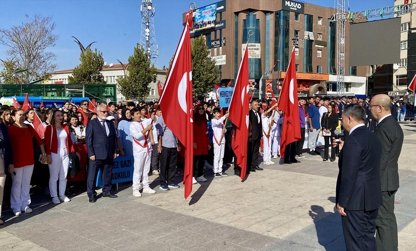 Türkiye iliklerine kadar Cumhuriyet'i kutluyor! Nereye baksan kırmızı-beyaz! 🤍❤️Meydanlarda 7'den 70'e 100. yıl coşkusu - Resim: 178