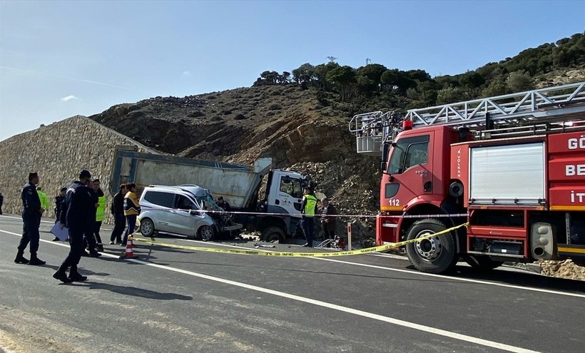 Çanakkale'de kamyon ve hafif ticari aracın çarpışması sonucu 1 kişi hayatını kaybetti - Resim : 1