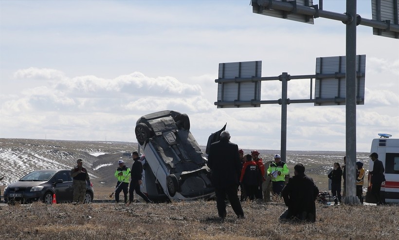 Kars'ta iki otomobilin çarpışması sonucu 1 kişi öldü, 1'i bebek 6 kişi yaralandı.