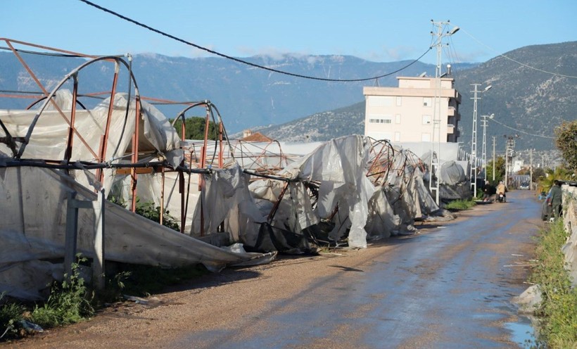 Antalya'da hortumun bilançosu ağır oldu: 6 yaralı, 1000 dönüm sera zarar gördü - Resim: 11