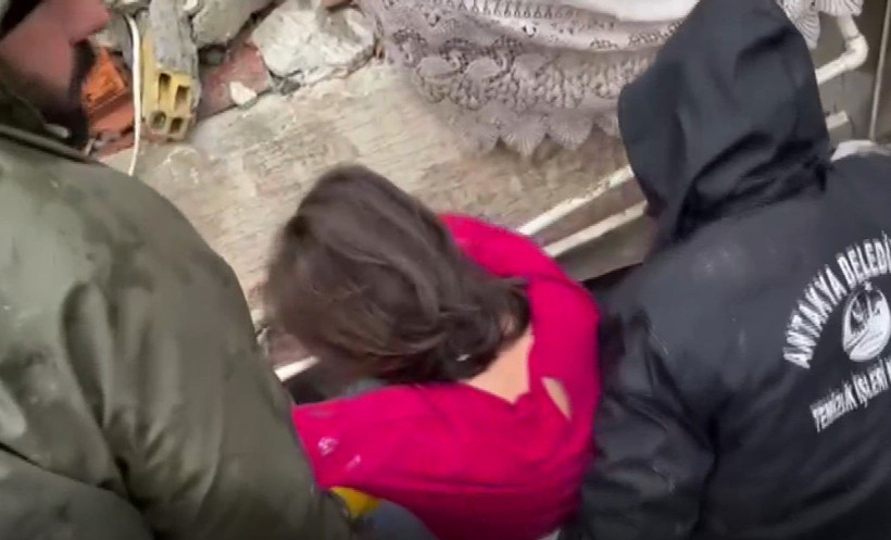 Hatay'da polis baba ailesini kurtarmak için gardırobun demiriyle duvarı deldi - Resim: 3