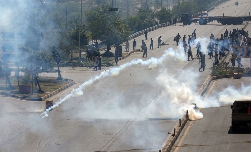 İmran Han'ın tutuklanmasının ardından Pakistan'da protestolar büyüyor: 5 kişi öldü, 40 kişi yaralandı, 1200'den fazla gözaltı - Resim: 34