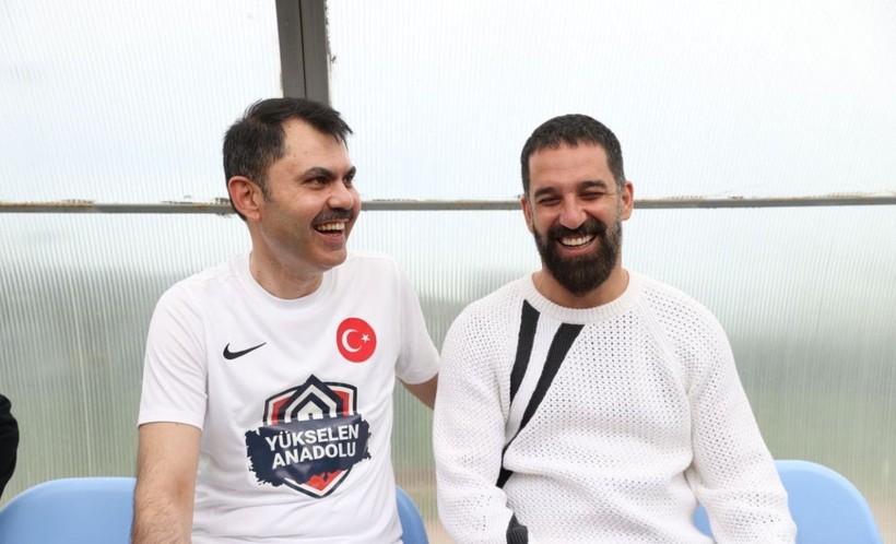 Bakan Kurum ve ünlü futbolcular depremzede çocuklarla maç yaptı - Resim: 6