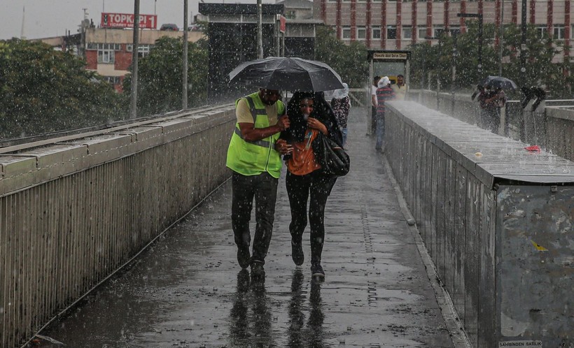 İstanbul'da sağanak yağış! Meteoroloji sıcaklıkların düşeceği yerleri açıkladı - Resim: 10