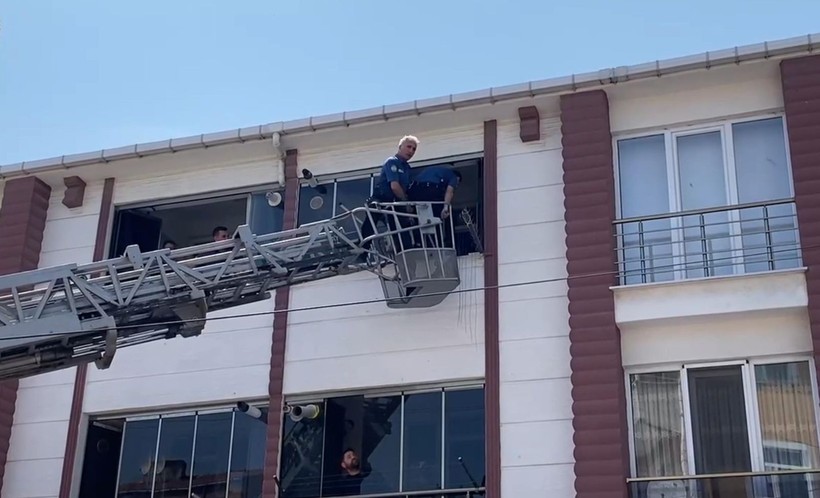Eşiyle tartışan adam 4 aylık oğlunu pencereden atmaya kalktı - Resim: 11