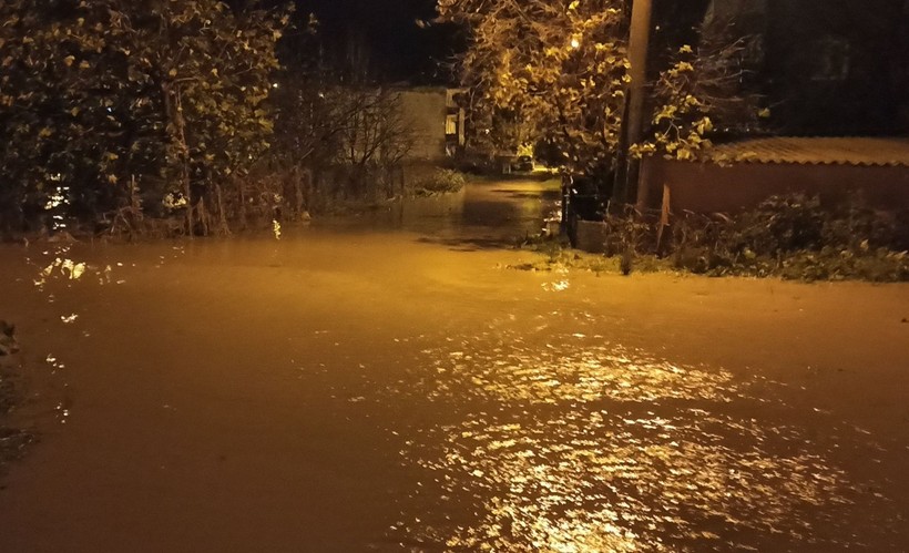 Çanakkale'de şiddetli yağış hayatı olumsuz etkiledi! Dere taştı, araç sele kapıldı - Resim: 7