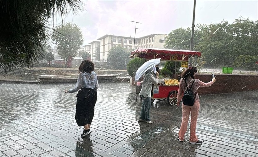 İstanbul'da sağanak etkili oldu! Bazı yollar göle döndü - Resim: 1