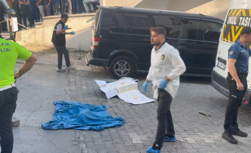 Esenyurt'ta servis minibüsünün çarptığı anne yaralandı, bebeği hayatını kaybetti