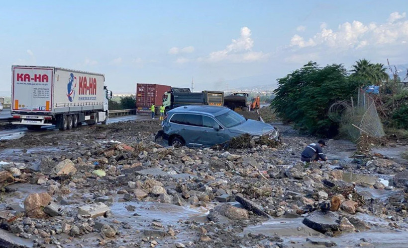 Hatay'da heyelan faciası: Otoyol kapandı