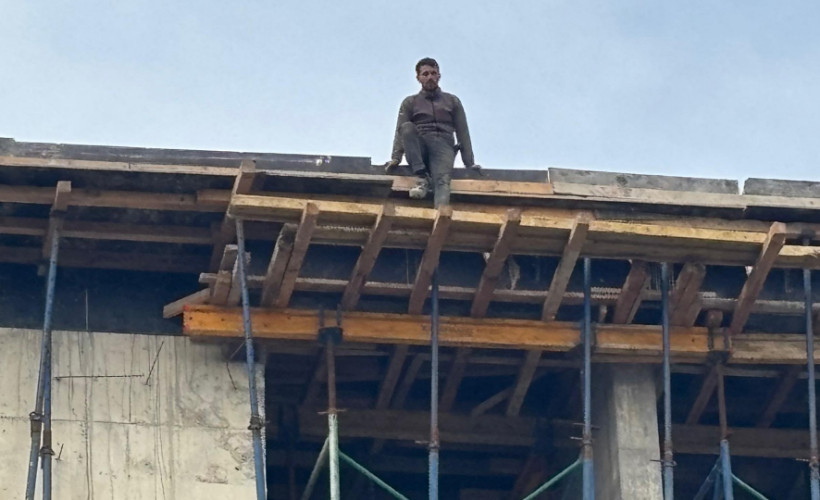 4 aydır maaş alamayan işçiler, çatıya çıktı: "İçeride biriken para yaklaşık 3.5 milyon lira"