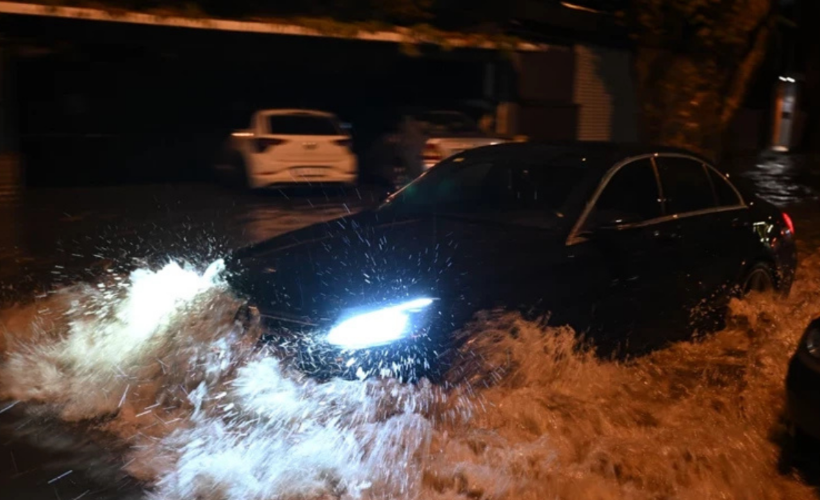 İstanbul'da sağanak hayatı olumsuz etkiledi: Cadde ve sokaklar suyla doldu, İETT otobüsü devrildi!