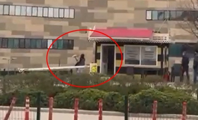 Taksiye binemeyen kadın, durak camlarını kırdı: O anlar kamerada