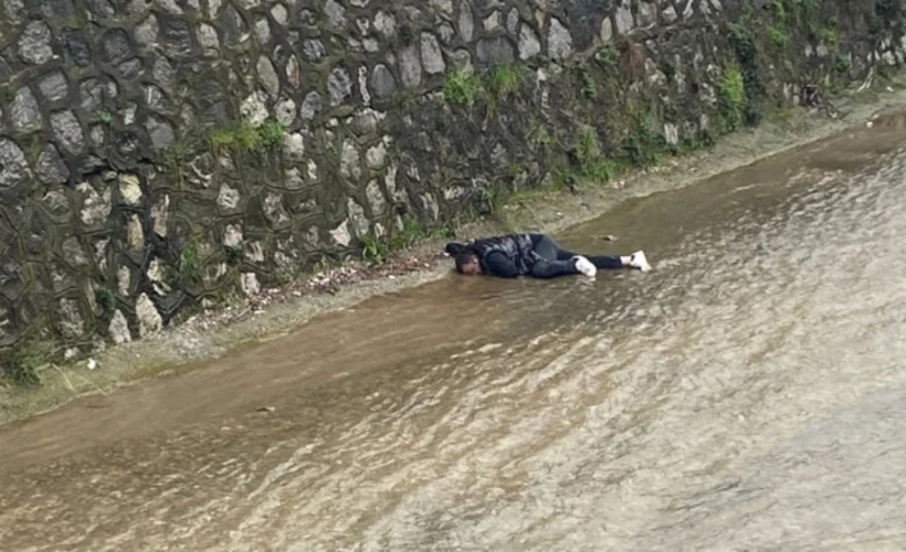Bursa’da dereye düşen adam kalp masajıyla hayata döndürüldü