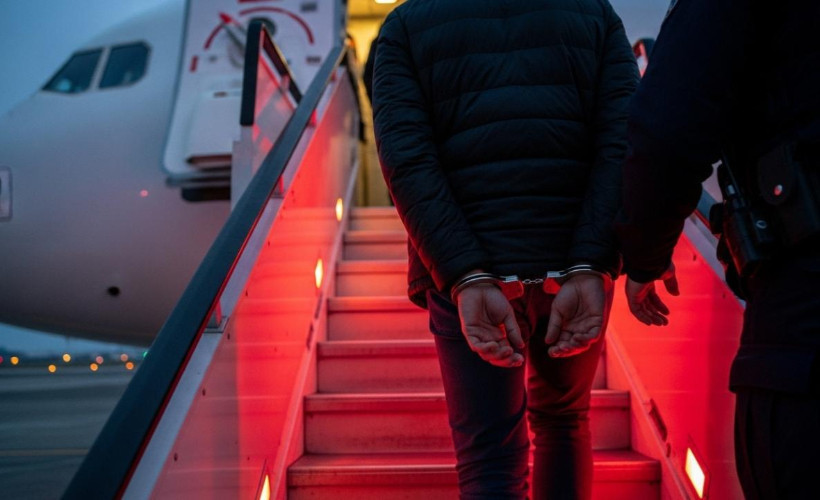 Kırmızı bültenle ve ulusal seviyede aranan 15 suçlu Türkiye’ye getirildi