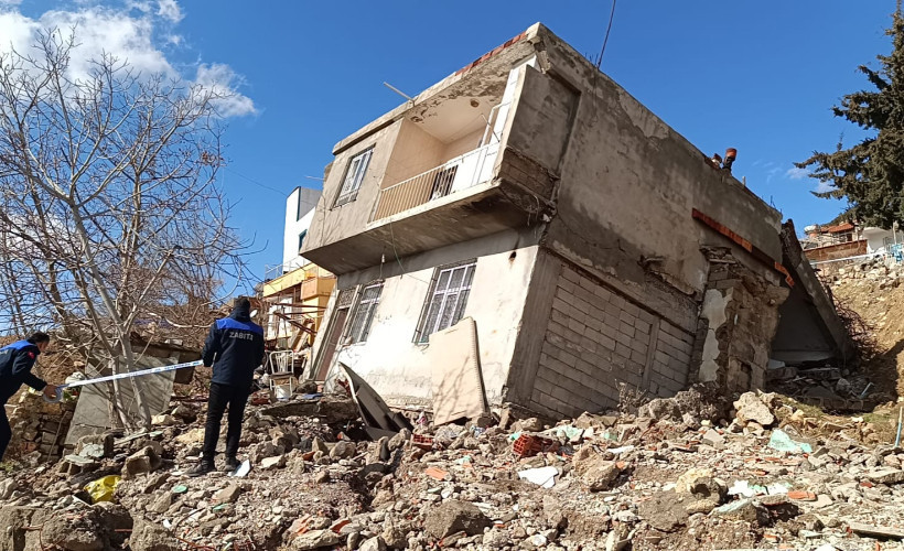 Adıyaman'da 2 katlı bina çöktü
