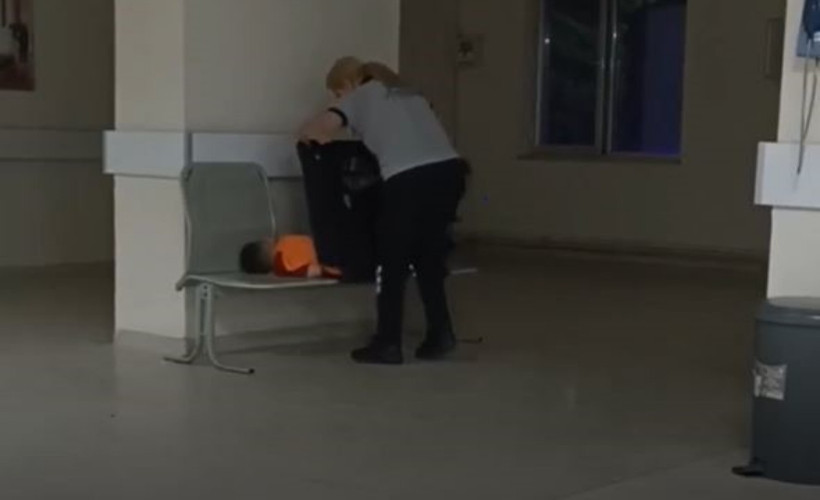 Hastanede uyuyan çocuğun üzerini örten güvenlik görevlisi yürekleri ısıttı