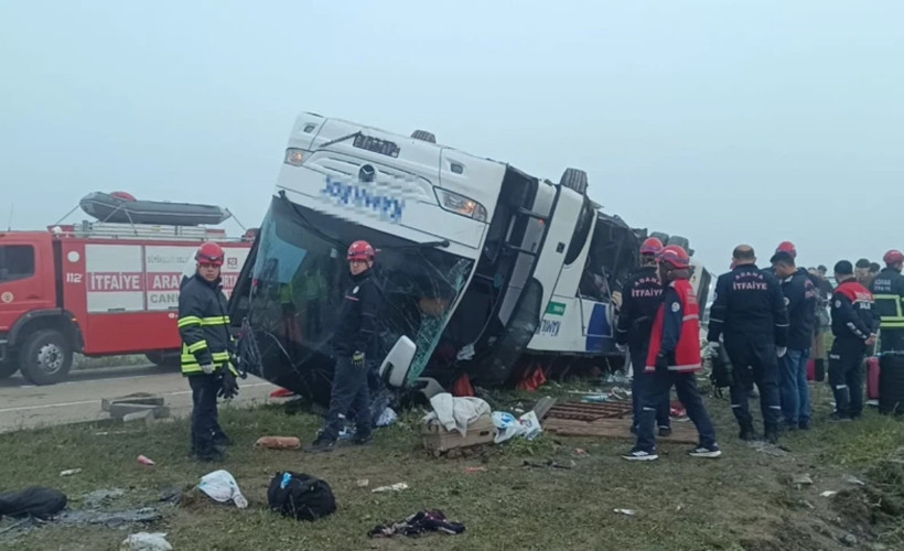 Bayram sabahı faciası: Adana’da yolcu otobüsü devrildi, ölü ve yaralılar var