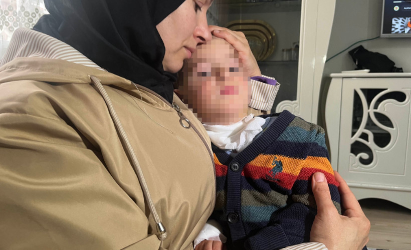 Parkta rastgele bıçak sallayıp, 2 yaşındaki Samet’i boğazından yaralayan şüpheli tutuklandı