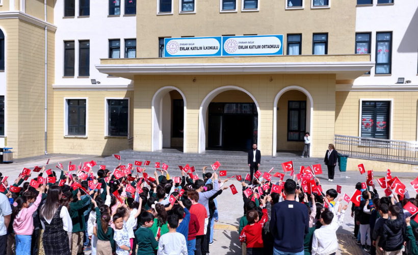 Bakan Kurum'dan 23 Nisan'da deprem bölgesi paylaşımı: Yepyeni bir okulda, bayramın heyecanı bir başka oluyor
