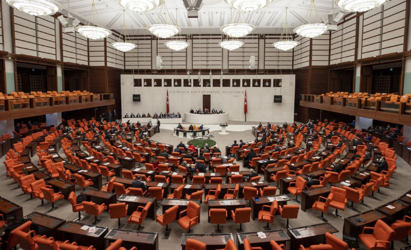 TBMM’de yeni yasa kabul edildi: Doğum izni uzatıldı, 15 yaş altına sanal medya sınırı getirildi