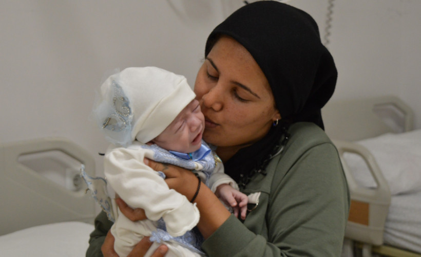 İç organları göğüs kafesinde doğan Reyyan bebek, ameliyatla sağlığına kavuştu