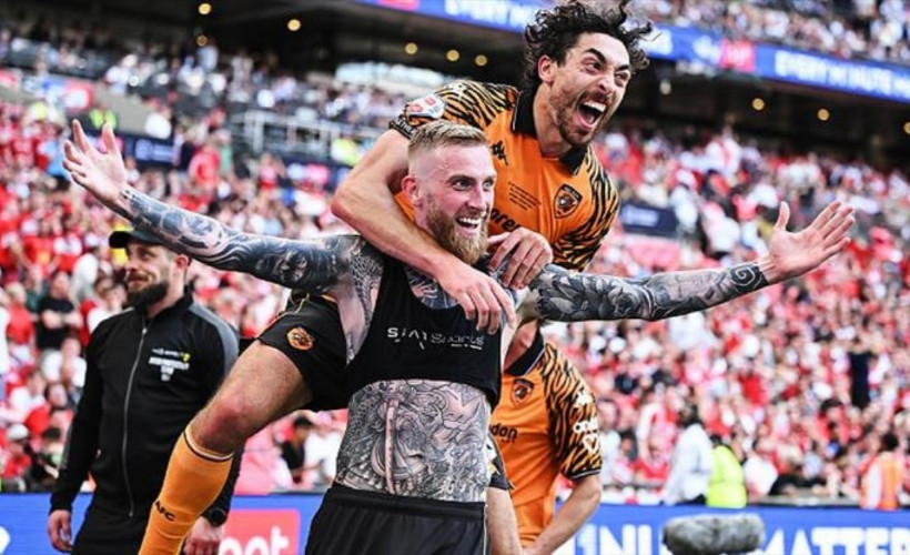 Hull City, Premier Lig’e yükseldi! Acun Ilıcalı kupayla taraftara koştu