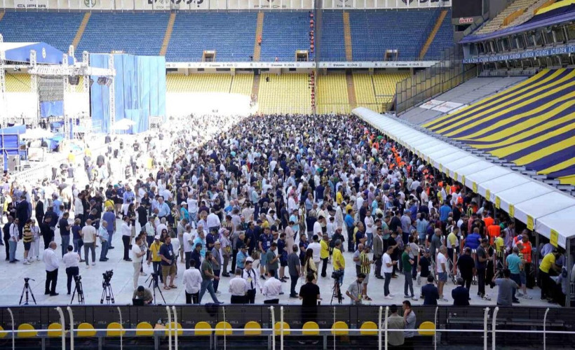 Fenerbahçe’de tarihi seçim başladı! Aziz Yıldırım ve Hakan Safi yarışırken kongrede gerginlik