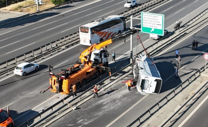 TEM Otoyolu’nda can pazarı: Midibüs devrildi, 12 kişi yaralandı