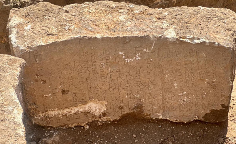 Yol çalışmasında bulunan taş bloklarda 722 yılına ait yazıt ortaya çıktı
