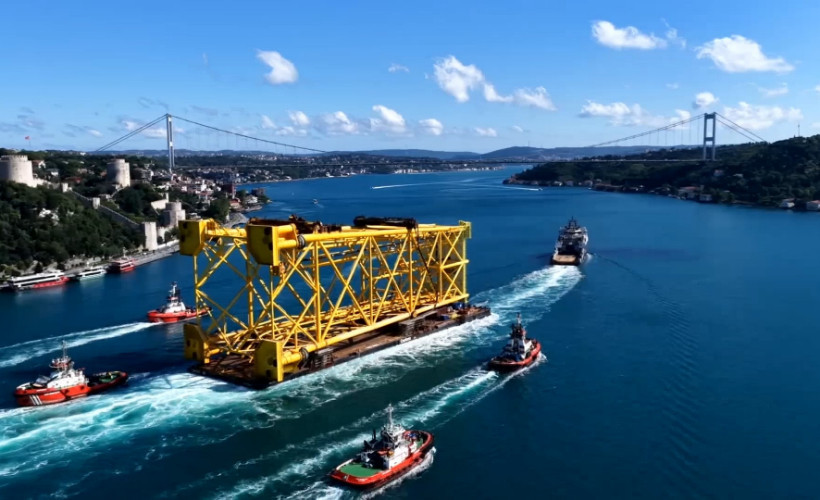 Romanya'ya giden 350 metrelik sondaj platform iskelesi İstanbul Boğazı'ndan geçti