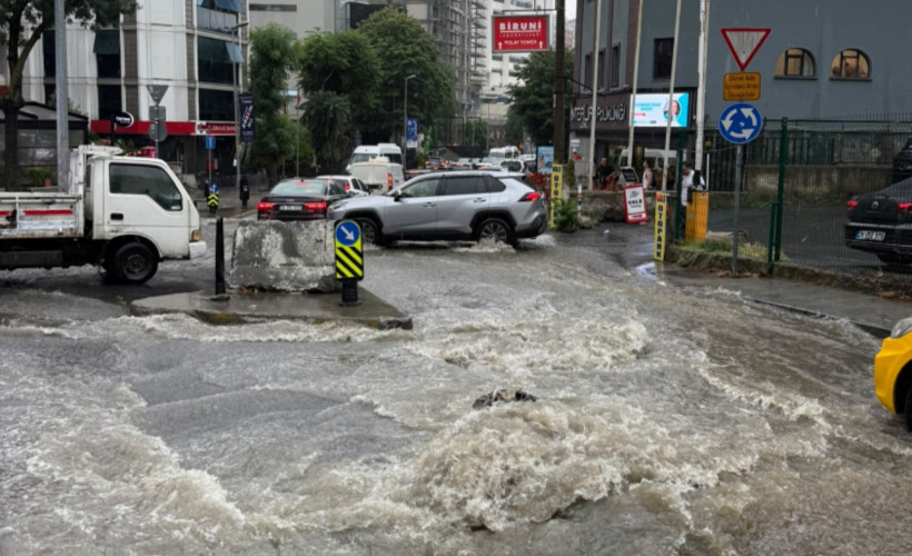 AKOM uyarmıştı! İstanbul’u sağanak vurdu: Caddeler göle döndü