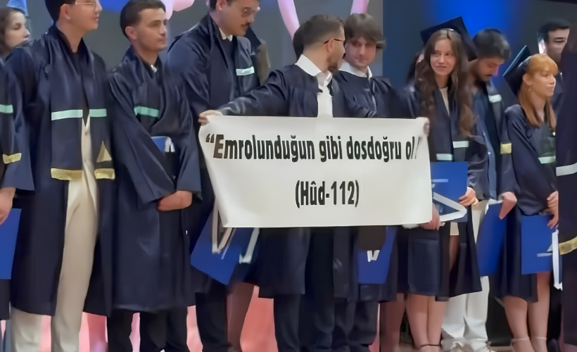 Yeditepe Üniversitesi'ndeki mezuniyet töreninde pankart gerginliği: İndirmeye çalıştılar, önüne geçtiler!