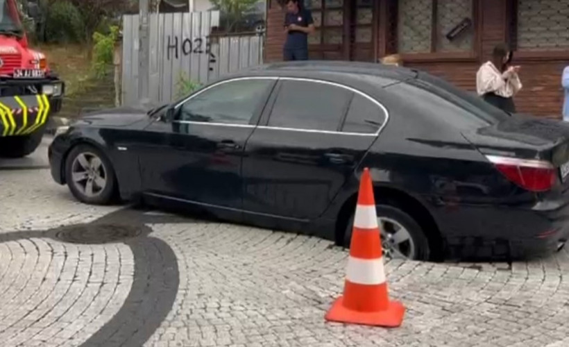 Eyüpsultan’da seyir halinde otomobil çöken yola düştü