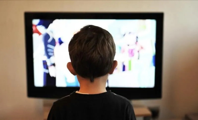 Uzun süre televizyon izlemek beyin hacmini küçültüyor