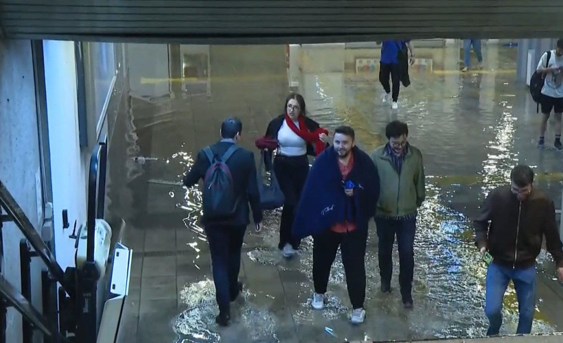 Başkent'i sağanak vurdu! Metroyu su bastı, merdivenler şelaleye döndü - Resim: 4