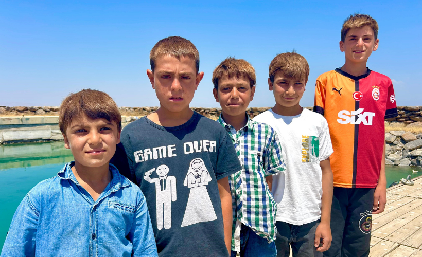 Sodalı Van Gölü çocukların saçlarını sarıya boyuyor - Resim : 1