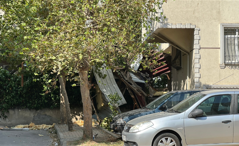 Kartal’da rüzgar nedeniyle 7 katlı binanın çatısı uçtu - Resim : 1