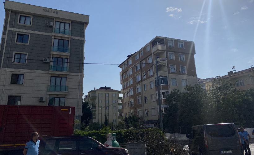 Kartal’da rüzgar nedeniyle 7 katlı binanın çatısı uçtu - Resim : 2