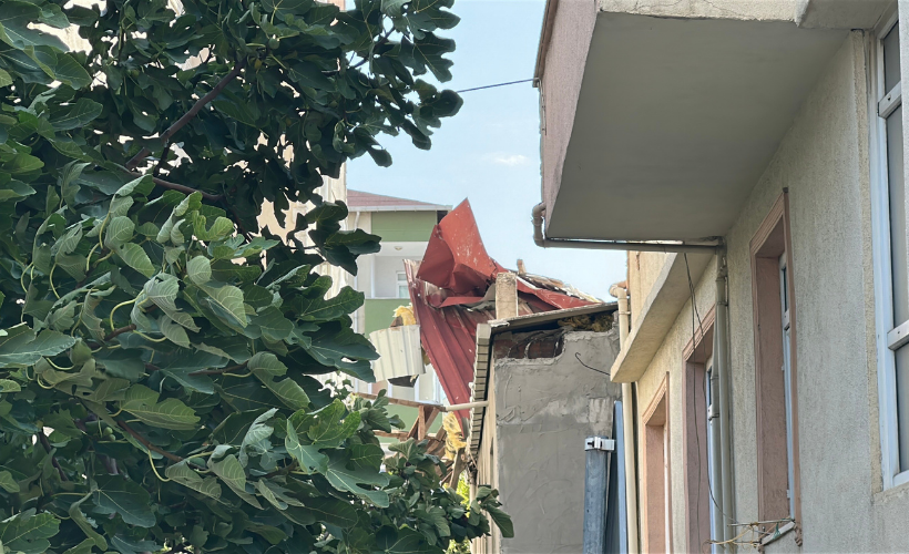 Kartal’da rüzgar nedeniyle 7 katlı binanın çatısı uçtu - Resim : 3