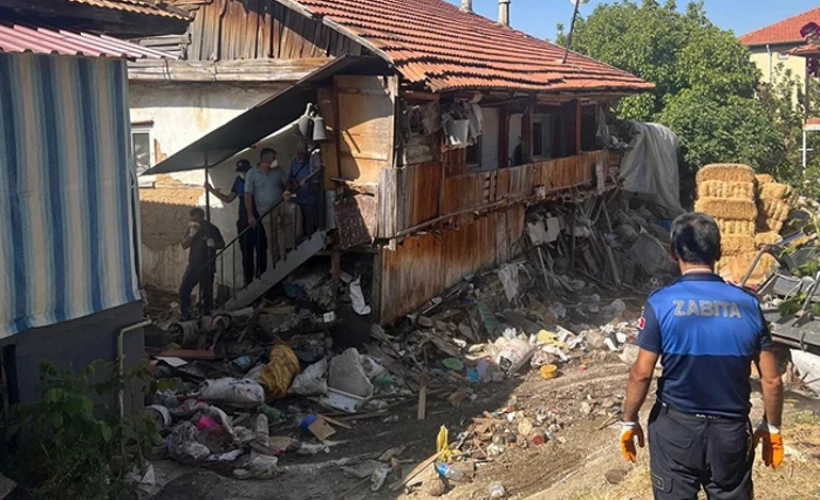Koku nedeniyle şikayet ettiler! Evden 20 kamyon çöp çıktı - Resim : 3