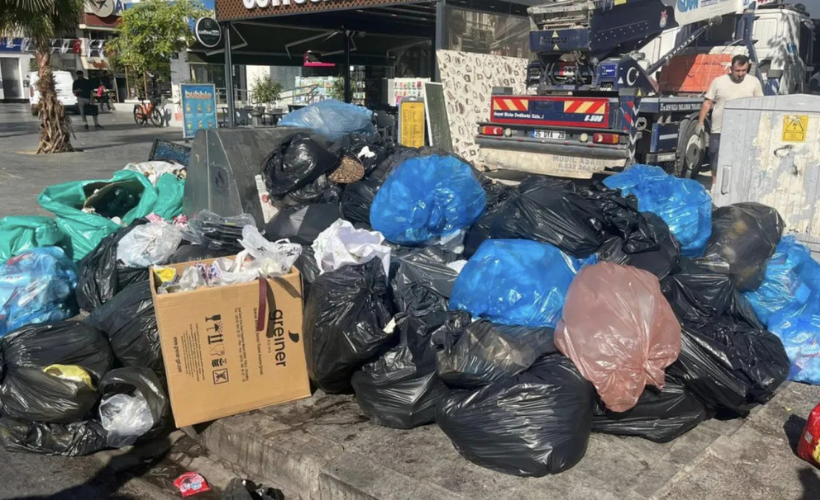İzmir'de toplanmayan çöplerin ateşe verilmesine vatandaşlar tepkili - Resim : 1