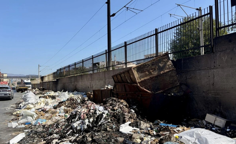 İzmir'de toplanmayan çöplerin ateşe verilmesine vatandaşlar tepkili - Resim : 2