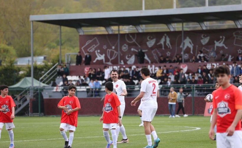Bakan Kurum ve ünlü futbolcular depremzede çocuklarla maç yaptı - Resim: 4