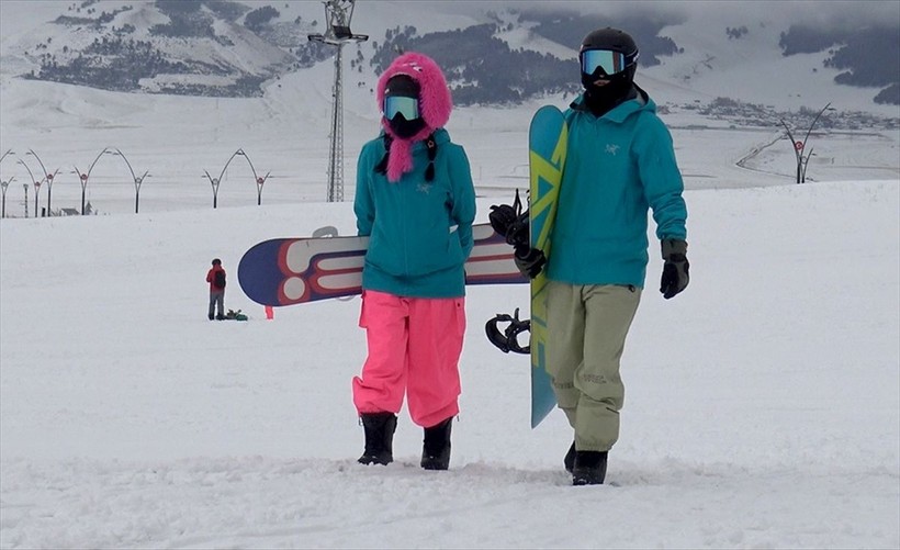 Kar kalınlığının 60 santimetreyi bulduğu Sarıkamış'ta turistler snowboard ve kızak yaptı - Resim: 4