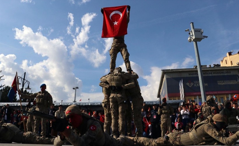 Türkiye iliklerine kadar Cumhuriyet'i kutluyor! Nereye baksan kırmızı-beyaz! 🤍❤️Meydanlarda 7'den 70'e 100. yıl coşkusu - Resim: 168