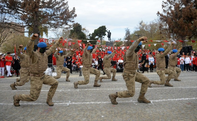 Türkiye iliklerine kadar Cumhuriyet'i kutluyor! Nereye baksan kırmızı-beyaz! 🤍❤️Meydanlarda 7'den 70'e 100. yıl coşkusu - Resim: 469